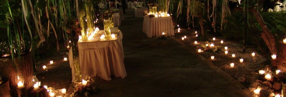Kiwigarden entrance with lit candles